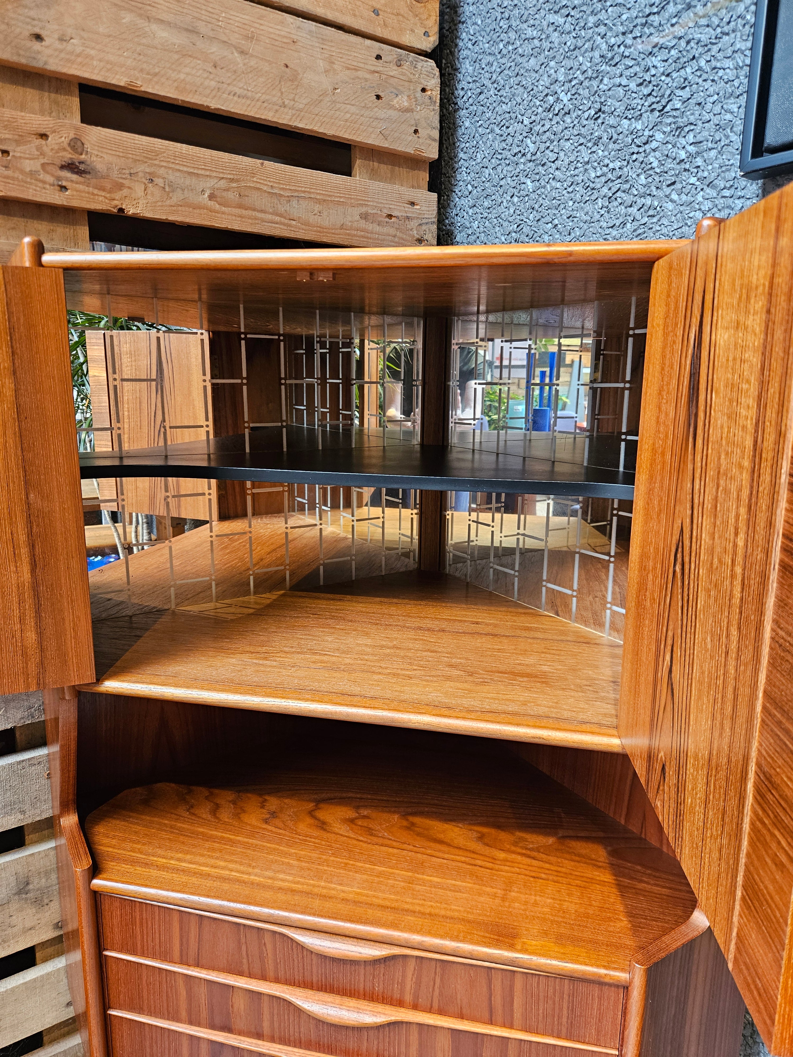 Teak hjørneskab